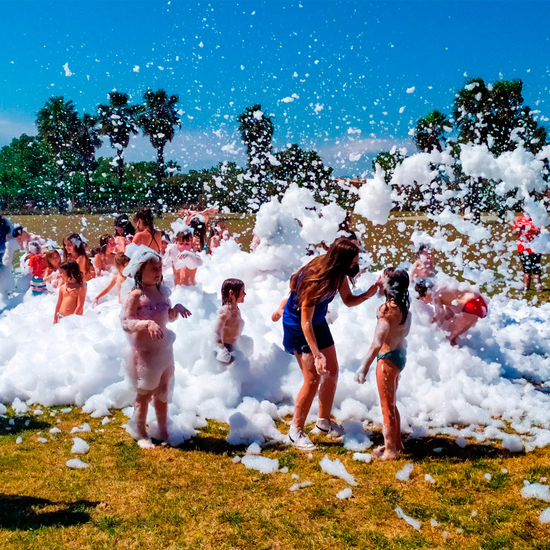 Aquest divendres, celebrem la festa de l’escuma! Prepareu banyadors, alegria i ganes de gresca! 💦 L’activitat compta amb tots els elements de seguretat, incloent desinfectant soluble en l’escuma. Gaudiu-ne! 👌 #amfora21 #campingamfora #camping #campingsGirona #Empordà #vacances