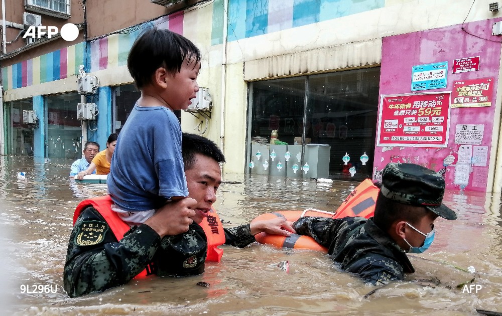afpfr's tweet photo. [À LA UNE À 8H] Des pluies torrentielles dans le centre de la Chine ont fait au moins 21 morts, a annoncé la télévision publique, après des inondations dévastatrices en juillet qui avaient déjà tué plus de 300 personnes #AFP 1/5 https://t.co/6D7JMeCULX