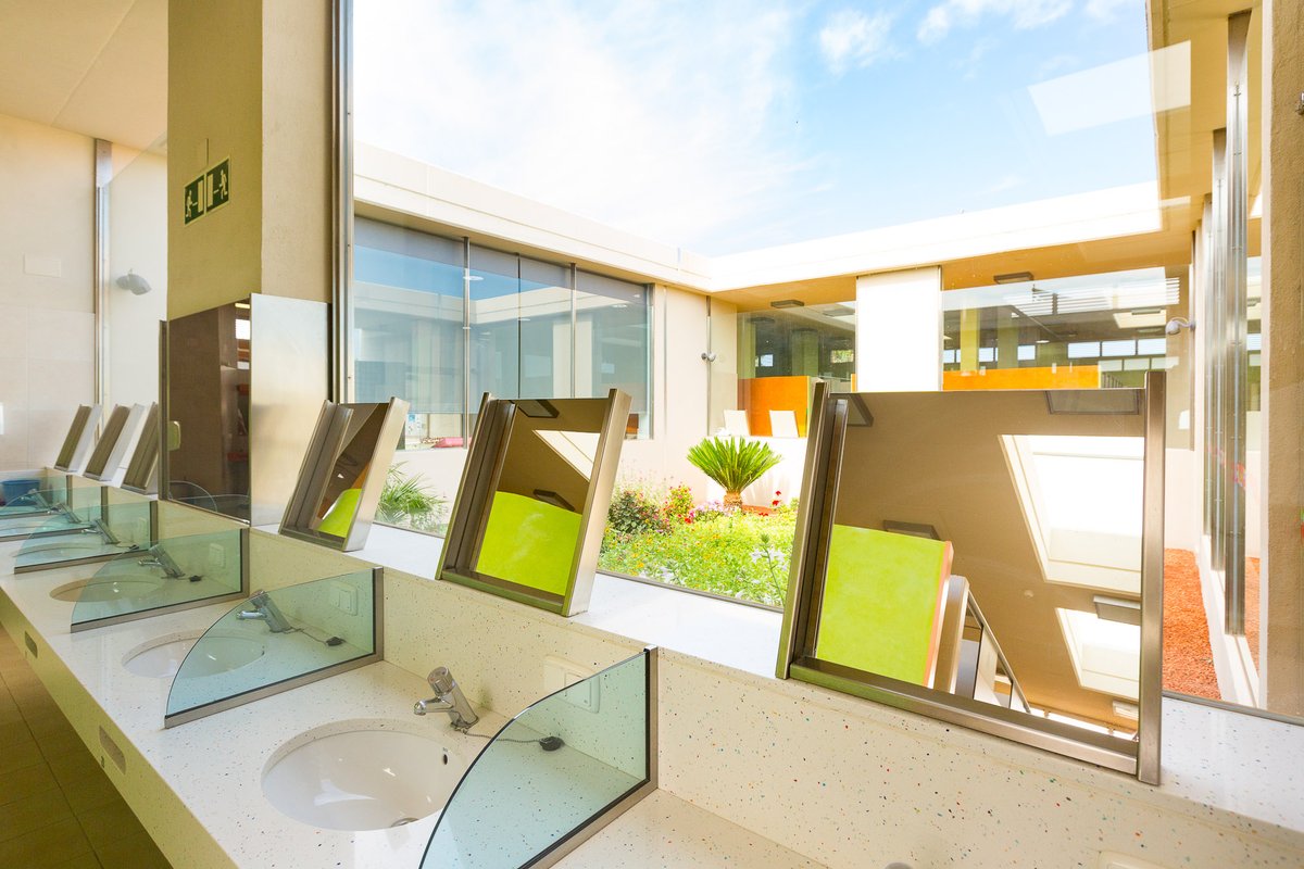 Al #campingamfora tenim 3 blocs sanitaris. Estan totalment equipats, adaptats per a persones discapacitades i el nostre equip de neteja els té sempre nets i desinfectats. 👌 bit.ly/3AckYRF #amfora21  #camping #campingsGirona #turismefamiliar #Empordà #campingsenfamilia