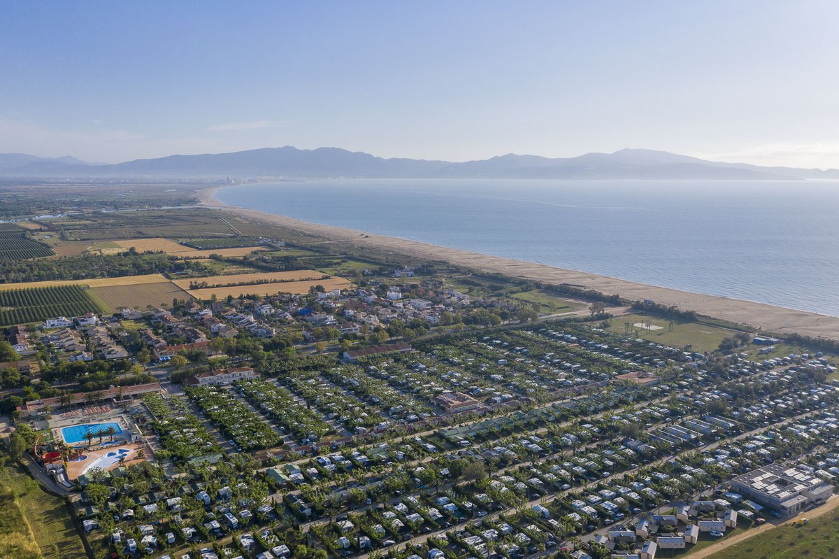 Els nostres usuaris/es trien el #campingamfora perquè... 👉 som arran de mar! 👉 pel bon clima de la Costa Brava! 👉 per connectar amb la natura 👉 per l’animació i activitats familiars, piscines, parcs infantils com l’Amfi Park... bit.ly/3yEfVtm #amfora21 #camping