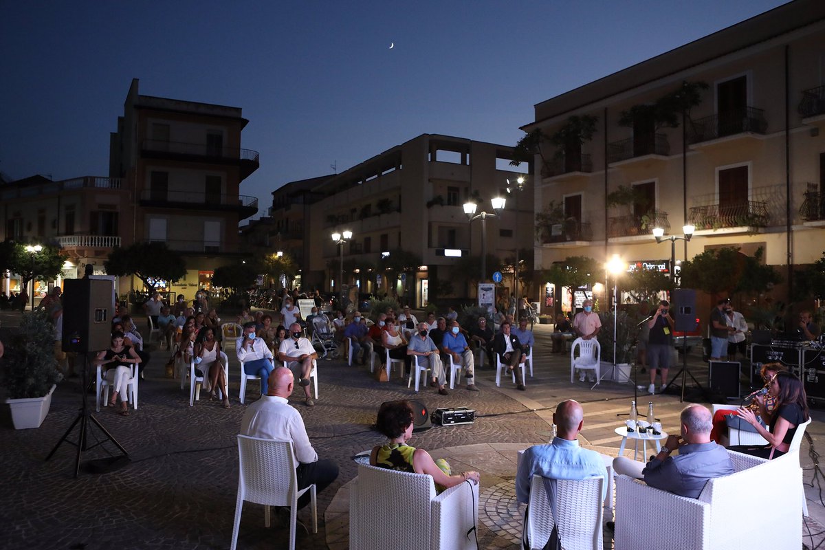 ednordestsicily's tweet photo. 📸Alcuni scatti della prima serata dell’evento inaugurale dell’@ednordestsicily 
📌Appuntamento a domani al Porto di Capo d’Orlando per parlare di “Recovery Plan: un’occasione per migliorare la sanità post covid”.
#europeisintown #nextgenerationeu https://t.co/vDYPxbmyR2