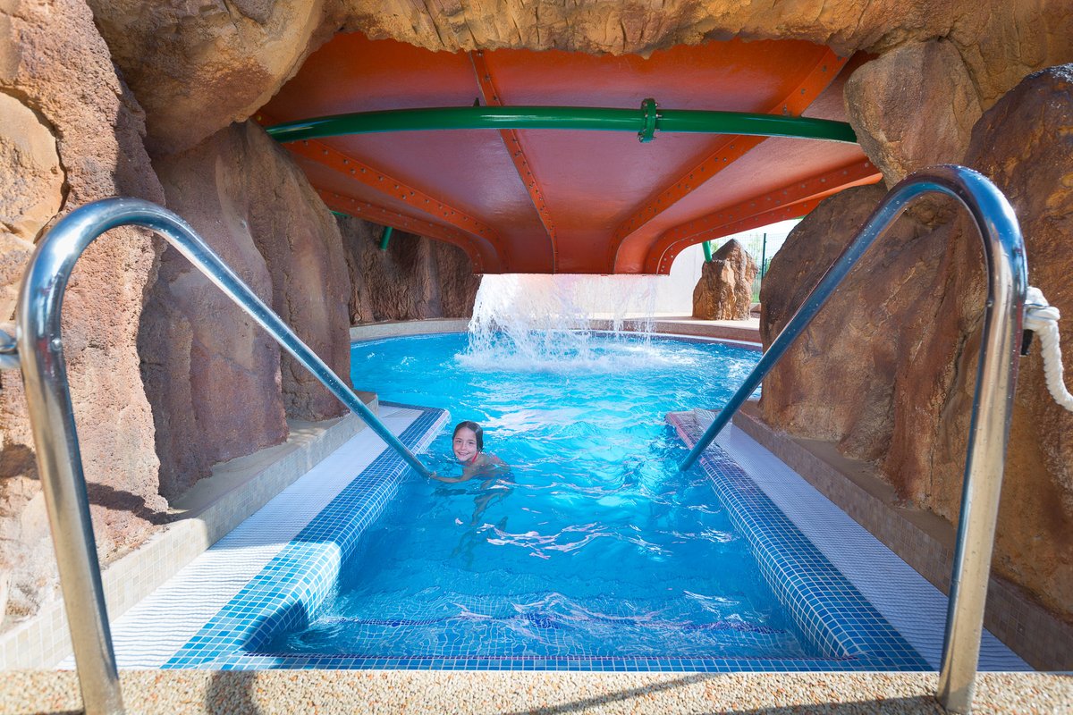 Ens encanta el Volcan Twist a les piscines! El rècord de l’Amfi està en 3 voltes i mitja abans de caure a la piscina. Podeu superar-lo?💦 bit.ly/34MiFap #amfora21 #campingamfora #bungalowpark #camping #campingsGirona #campingsenfamilia #turismefamiliar #Empordà #vacances