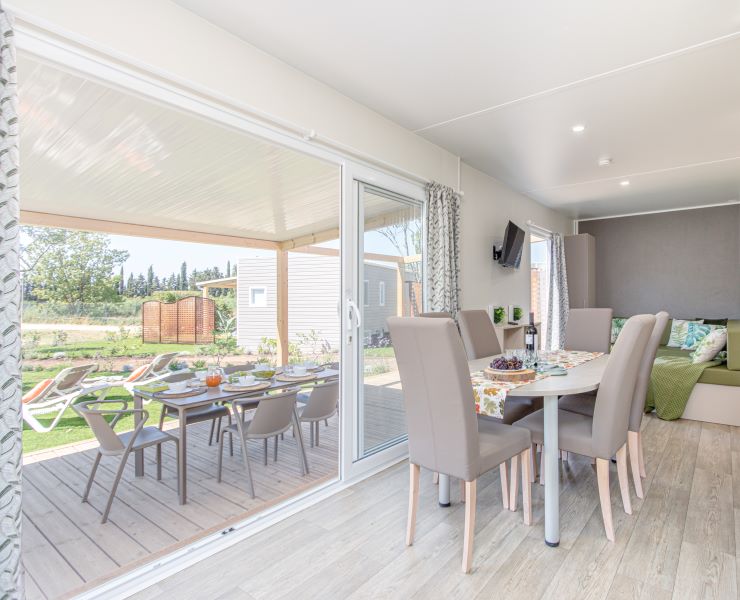 amforacamping's tweet photo. Sou família nombrosa buscant allotjament al setembre? Tenim el bungalow i-de-al! La nostra #MobileHome Family Premium, per a 7 persones, té totes les comoditats per a una estada de 5 estrelles!❤️ https://t.co/QNFcgiGRJl #amfora21 #campingamfora #camping #campingsGirona #Empordà https://t.co/qAI8jMuClV