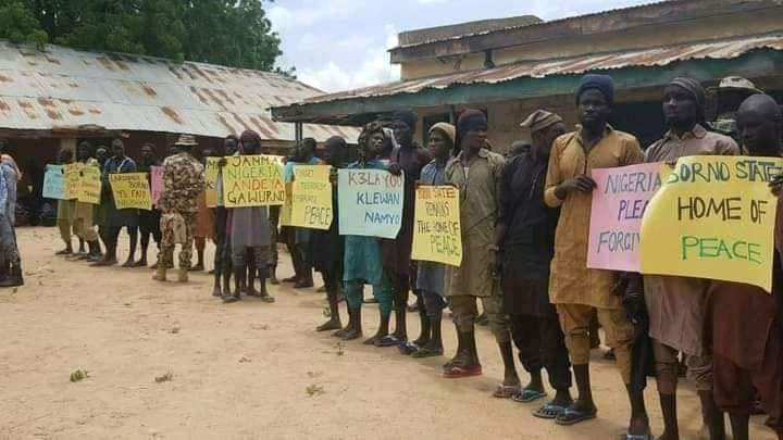 HumanityPurpose's tweet photo. #Reddition des membres de #BokoHaram: tandis qu'au #Cameroun on enregistre les nigérians, voici des camerounais qui se sont rendus au #Nigéria dans la zone de #Bama le mois dernier
Images de Klein Rep.
@HoinathyR
@VincentFoucher
@hansdemarie
@USEmbYaounde
@HumAngle_
@VOAAfrique https://t.co/VP5t1in3e8