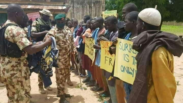 HumanityPurpose's tweet photo. #Reddition des membres de #BokoHaram: tandis qu'au #Cameroun on enregistre les nigérians, voici des camerounais qui se sont rendus au #Nigéria dans la zone de #Bama le mois dernier
Images de Klein Rep.
@HoinathyR
@VincentFoucher
@hansdemarie
@USEmbYaounde
@HumAngle_
@VOAAfrique https://t.co/VP5t1in3e8