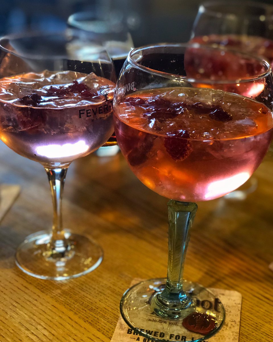 🍸🍓Friday is here so we’re celebrating with a summery blend of pink gin, fresh raspberries and fevertree tonic ✨ We’ll see you at the bar!