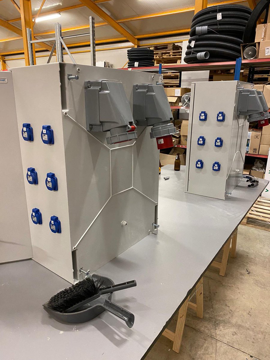 Construction d’armoires pilotées pour l’éclairage 💡du site <a href="/FestivalFaceB/">Festival Face B</a> <a href="/CabaretVert/">Cabaret Vert</a> par les bénévoles 🐗<a href="/asso_flap/">AssoFlap</a>  #innovation