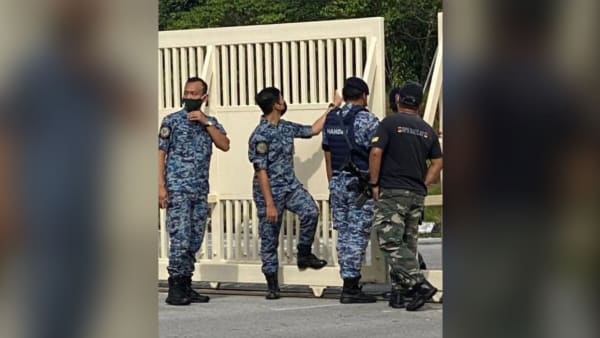 ChannelNewsAsia's tweet photo. 4 dead as Malaysian serviceman opens fire at base in Sarawak https://t.co/OFASGgoucP https://t.co/SUSdlngBCJ
