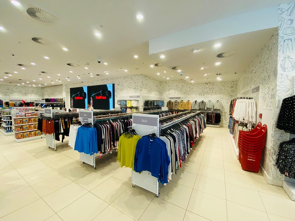 JournalRetail's tweet photo. Sieć sklepów HalfPrice z portfela CCC, stawia na bardzo dynamiczny rozwój. Właśnie otworzyła swój pierwszy sklep poza granicami Polski. Więcej na: https://t.co/3o7OV40DWx
#retail #RetailJournal #biznes #handel #galeriehandlowe #moda #fasion #HalfPrice #CCC https://t.co/pt6XIMf59F