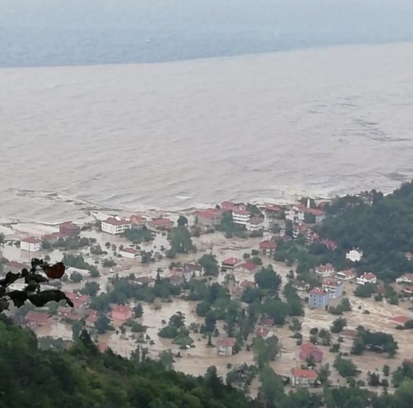 Bu görüntü #Kastamonu / İnebolu Özlüce Köyüne ait.

Şimdi daha net mi neden "doğal afet degil, toplu cinayet! Katliam!" dediğimiz?! 
#bozkurtyokoldu #bozkurtyokoluyor
