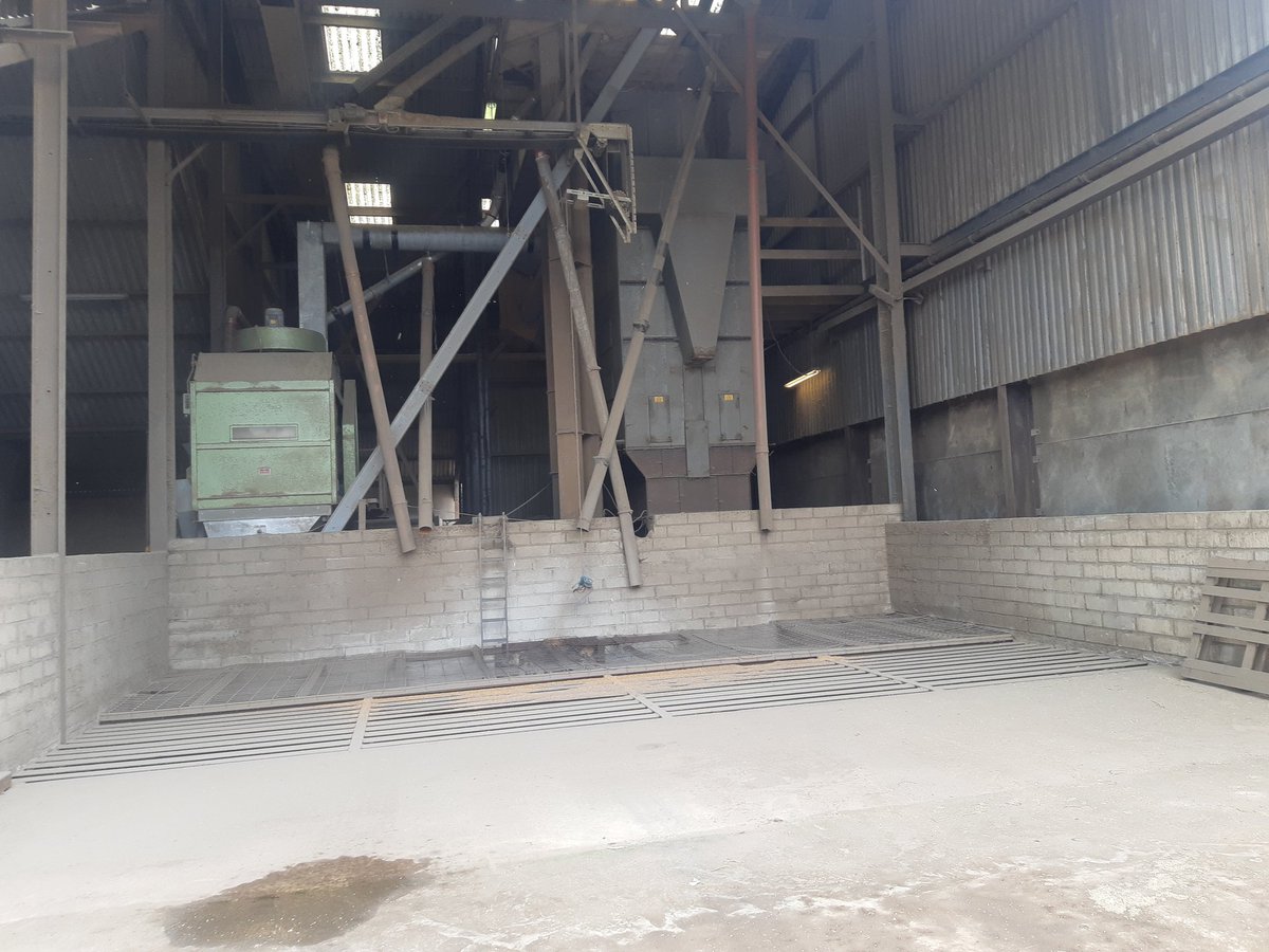 sluggett_martin's tweet photo. Puttin some f'in grain in the box and grabbing a bit between the showers, keeping the old girl busy!
#tonybeets #grainrush https://t.co/prnoVfHzui