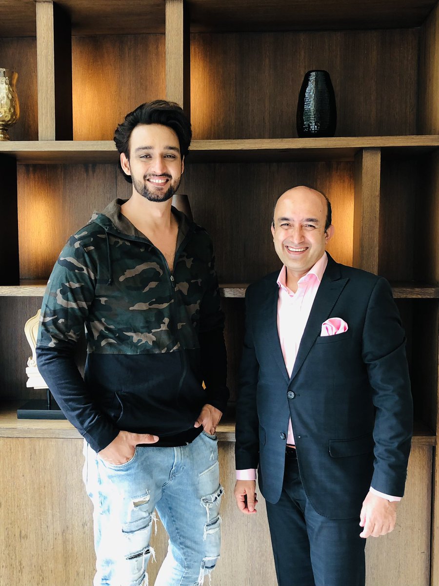 HolidayInnMum's tweet photo. Thank you @saurabhraajjain for visiting us. With our General Manager Mr. Sarad Upadhyay.
#HolidayInnMumbai #IHG #HIMIA #CelebritySighting #sourabhraajjain #GuestLove #Mumbai #Mumbaikar #TrueHospitality #MomentsOfDelight #GreatHotelsGuestLove #khatronkekhiladi https://t.co/atpXQxDscB