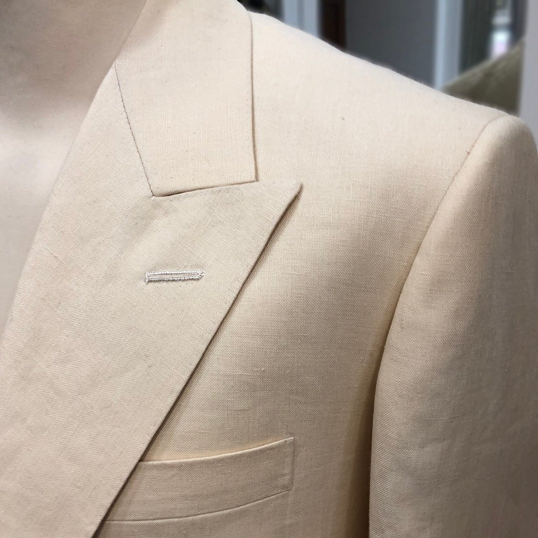 meyer_mortimer's tweet photo. Bespoke cream linen jacket with wide peak #lapels inspired by the #GreatGatsby. 

https://t.co/28TQt3kgan

#SavileRow #tailoring https://t.co/qEn9wlA0da