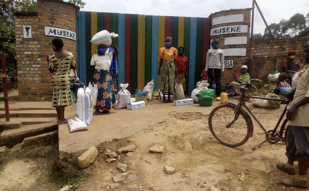 Museke_ONG's tweet photo. La situación en Ruanda ante la pandemia por coronavirus COVID-19, ha empeorado y la Asociación Museke desde España comienza este mes de agosto brindando su ayuda humanitaria a los niños y niñas de Museke y sus familias. https://t.co/DgjSTamNx1