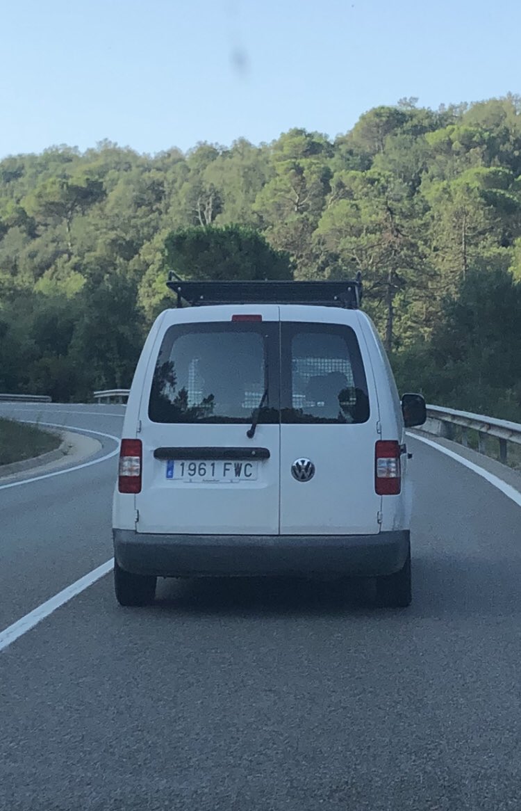 Aquest desgraciat acaba de tirar una burilla encesa, si arrenca un incendi a la carretera de Tossa aquí teniu el responsable <a href="/mossos/">Mossos</a>