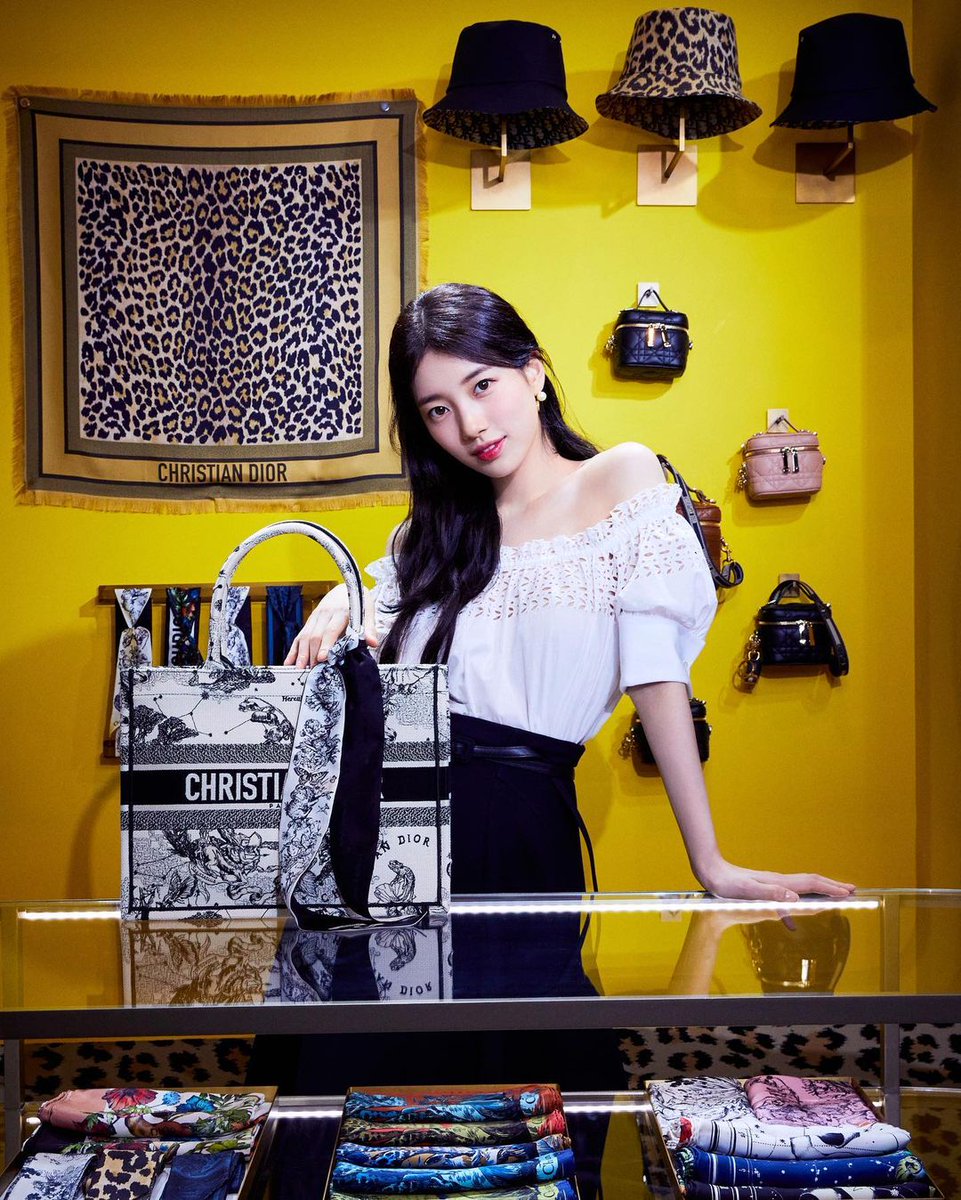 ron_baesuzy's tweet photo. suzy being damn pretty again ahhhh!!
i miss youu !!!!
#Humandior #suzy #baesuzy https://t.co/MYE38DqydN