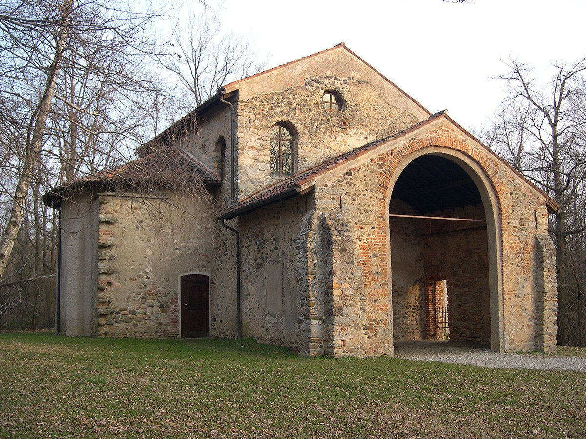 milanoarte's tweet photo. Oltre al parco archeologico immerso nel verde di un bosco, #Castelseprio conserva il gioiello segreto di Santa Maria Foris Portas. All'interno della chiesa a painta tricora si cela un ciclo di dipinti unico in tutta l'Europa occidentale. Venitelo a conoscere con noi. 5) #Varese https://t.co/2vL06hR45B