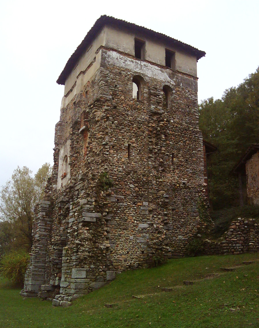 milanoarte's tweet photo. Dalla rocca fortificata di #Castelseprio scendono delle cortine che la congiungono con l'avamporto di #Torba, a controllo del fiume #Olona. Qui si trova un gioiello di architettura bizantino-romanica, ora di proprietà del #FAI. Continua 6) https://t.co/i4aocBzrxa