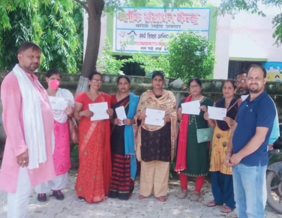 जनपद-आगरा... 
श्री नारायण दत्त उपाध्याय जी "जिलाअध्यक्ष"के नेतृत्व में लगातार शिक्षामित्र बहनो की घर जाकर माननीय मुख्यमंत्री जी माननीय प्रधानमंत्री जी को"राखियां"प्रेषित कराने का कार्य कर रहे हैंश्री उपाध्याय जी एवं बहनों को बहुत-बहुत धन्यवाद.,<a href="/myogiadityanath/">Yogi Adityanath</a> जी,<a href="/narendramodi/">Narendra Modi</a> जी