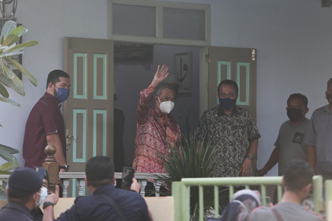 TERKINI: Keputusan untuk merasuah pemimpin pembangkang di kaca televisyen telah mendapat restu seorang ulama di Rusila dalam pertemuan semalam. -Seri Perdana