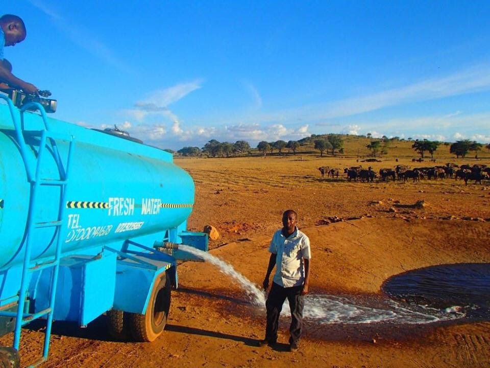 Global_Folder's tweet photo. Everyday this man drives hours in drought to provide Water to thirsty Wild Animals in Kenya for free

Massive Respect ❤ https://t.co/5J3wH5rLh3