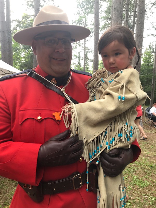 GRCNB's tweet photo. C’est un honneur pour la @GRCNB d’avoir été invitée, le 7 août, au pow wow de la Première Nation de Tobique (#Neqotkuk). Le caporal Larry McDonald y était et il a été pris en photo avec Darla Perley, vêtue d’une tenue en daim. #Woliwon (merci) à tous ceux qui étaient présents. https://t.co/Gw1Qgr5Ka0
