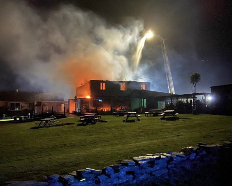 The dramatic fire at Elements Hotel at Widemouth last night. The hotel was being used by a wedding party. With their dresses lost, bridesmaid Alice Neill appealed for help on <a href="/BBCCornwall/">BBC Cornwall</a> #Breakfast. There’s an update with <a href="/jack_murley/">Jack Murley</a> on air after 2pm.
Photo: <a href="/WadebridgeCFRS/">Wadebridge Community Fire Station</a>