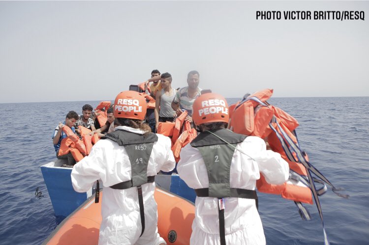 La ResQ People ha appena effettuato un soccorso di circa 85 persone, in zona SAR libica, coordinate 33° 43' N, 12° 02' E. Si trovavano su una piccola barca di legno. L'equipaggio della ResQ People è al lavoro per assistere i naufraghi a bordo.