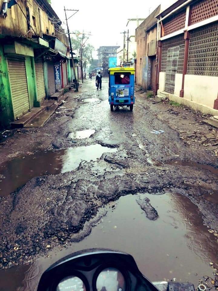 rafe92rafe's tweet photo. Meanwhile in Wasseypur. 

इम्तेहां हो गई इंतज़ार की
आई ना कुछ खबर, मेरे सरकार की
ये हमें है यक़ी, धोखेबाज़ वो नहीं
फिर वजह क्या हुई, इंतज़ार की
#2saalbehaal #potholes #roadworks
@JharkhandRoad @jharroadsafety @ChampaiSoren @rajsinhabjp @JharkhandCMO @mayur_jha https://t.co/ziEygtRD1r