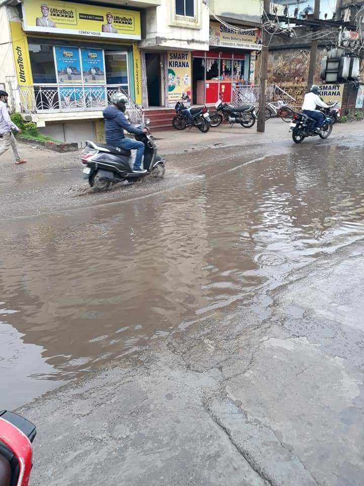 rafe92rafe's tweet photo. Meanwhile in Wasseypur. 

इम्तेहां हो गई इंतज़ार की
आई ना कुछ खबर, मेरे सरकार की
ये हमें है यक़ी, धोखेबाज़ वो नहीं
फिर वजह क्या हुई, इंतज़ार की
#2saalbehaal #potholes #roadworks
@JharkhandRoad @jharroadsafety @ChampaiSoren @rajsinhabjp @JharkhandCMO @mayur_jha https://t.co/ziEygtRD1r