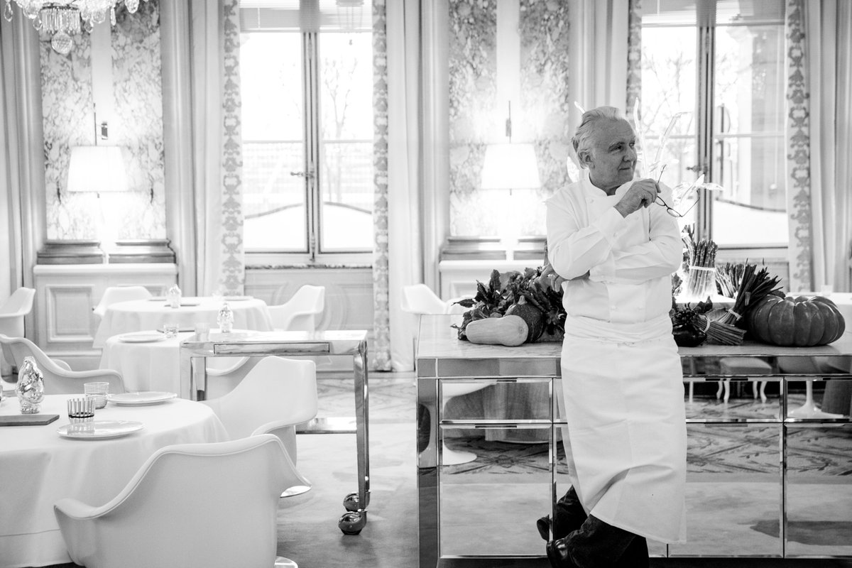 Finn fram boaen og dressjakka, alt du har av staselige saker. Vi viser dokumentar om stjernekokken Alain Ducasse etterfulgt av Champagnelunsj i Speilsalen på Britannia Hotel. kosmorama.no/kalender/kulin…