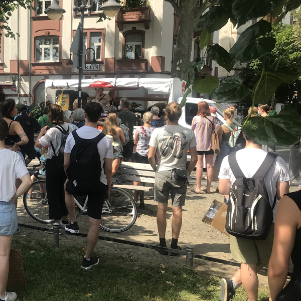 Der Seebrücke-Lauti steht gegenüber dem Südbhf am Bushalteplatz.<br>Davor viele Menschen.