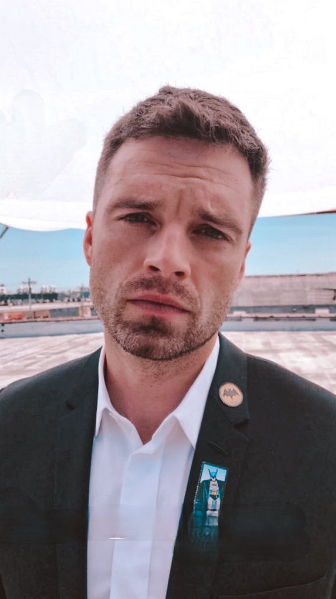 BucksGreatWorld's tweet photo. Soprattutto oggi in ginocchio ma non per pregare, per augurarti buon compleanno 🎂 
#HappyBirthdaySebastianStan https://t.co/AfXxSXgKOL