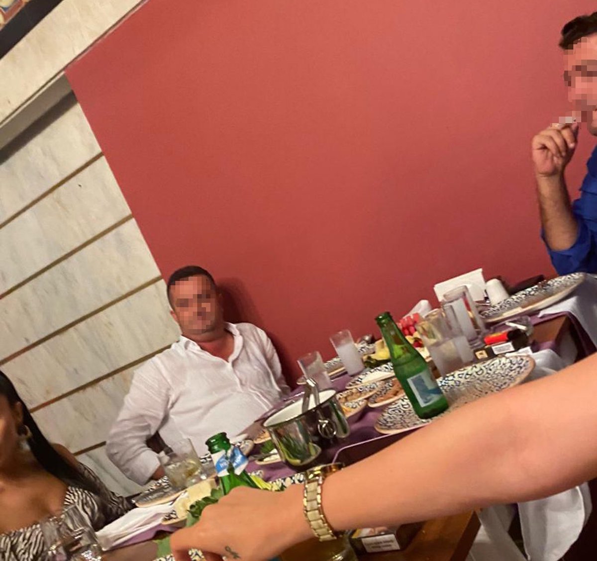 Haber's tweet photo. Antalya'da Ağır Ceza Mahkemesi hakiminin, örgüt kurmak, nitelikli dolandırıcılık, resmi belgede sahtecilik ve tefecilik suçlarından beraat kararı verdiği sanıkla içki masasından fotoğrafları çıktı. https://t.co/feduXQ1ORW