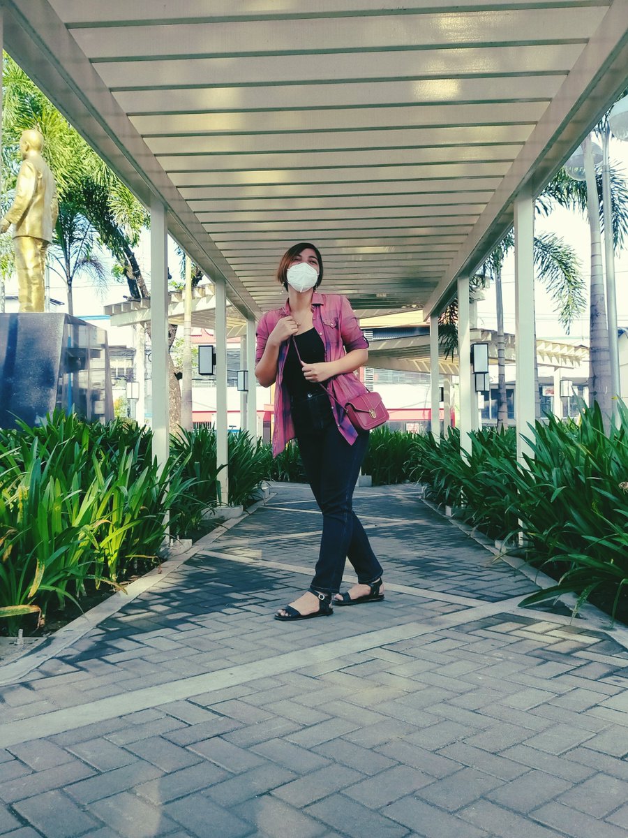 darnien_b's tweet photo. Nasasayangan ako sa mga ngiting natatakpan 😔 #facemask #keepsafe #endthiscoronavirusLORD https://t.co/XcZPMOiogv
