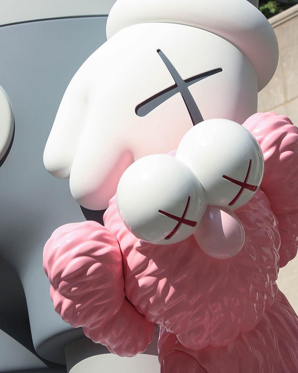 LOfficielThai's tweet image. ผลงานปั้นชิ้นล่าสุดขนาดกว่า 5.4 เมตร ของ KAWS เปิดตัวอย่างยิ่งใหญ่หน้าตึกสุดไอคอนิกของโลกอย่าง Rockefeller Building bit.ly/3sdNpfd
#kaws 
#kawscompanion 
#rockefellercenter
#NewYork 
#kawsbff 
#brooklynmuseum