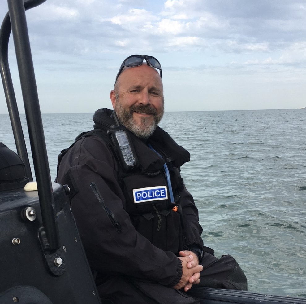 #NeverOffDuty A sergeant from the Special Constabulary in Kent performed emergency first aid on a cyclist who had suffered injuries following a road traffic collision in Edenbridge. orlo.uk/PjATF