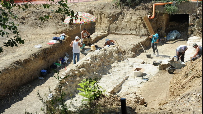 CorriereUmbria's tweet photo. Foligno, riaffiora edificio di epoca romana durante i lavori per la viabilità  https://t.co/1TxFjEODt3 https://t.co/wiFysjH9F6