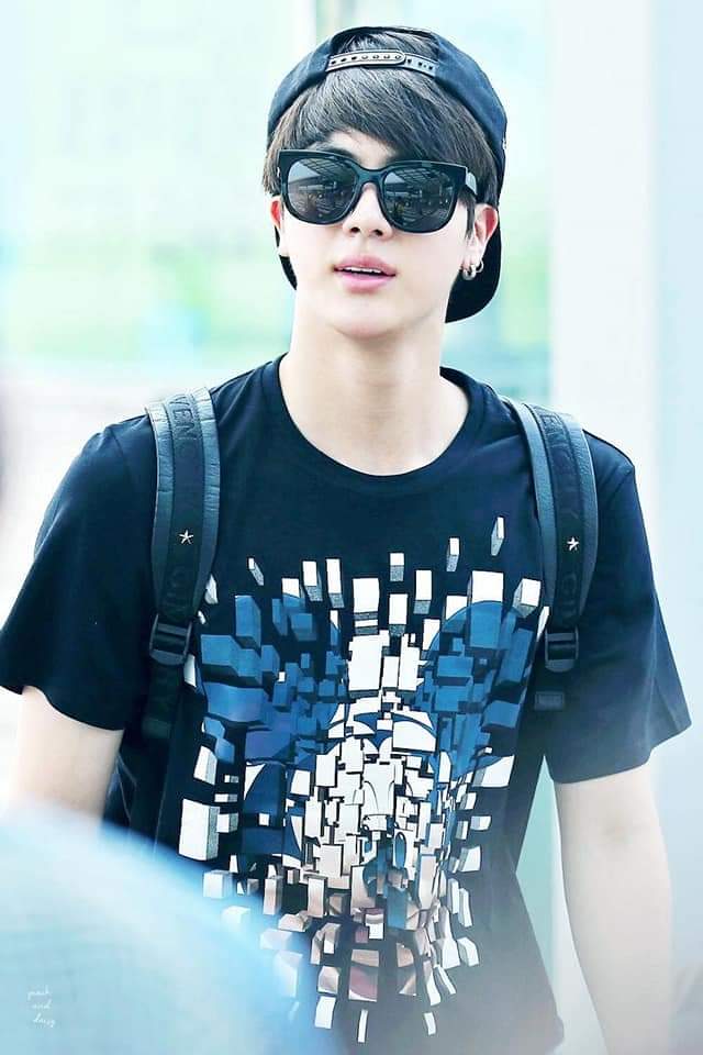 AlwaysEden's tweet photo. My baby boy has grown up so fast! Don't go get a girlfriend yet, only until you're 40! 😆😆

#BabyJin #BTS #Seokjin #worldwidehandsome https://t.co/FelaQrZtcz