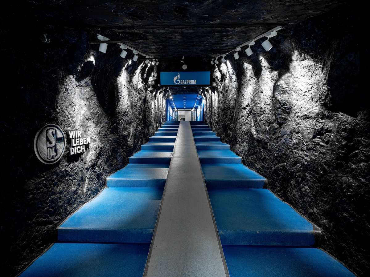 Fcシャルケ04 2 0 年前の今日は シャルケのホームスタジアムがオープンした日 シャルケブルーのアレーナには 今までに30万人以上の観客が訪れています S04