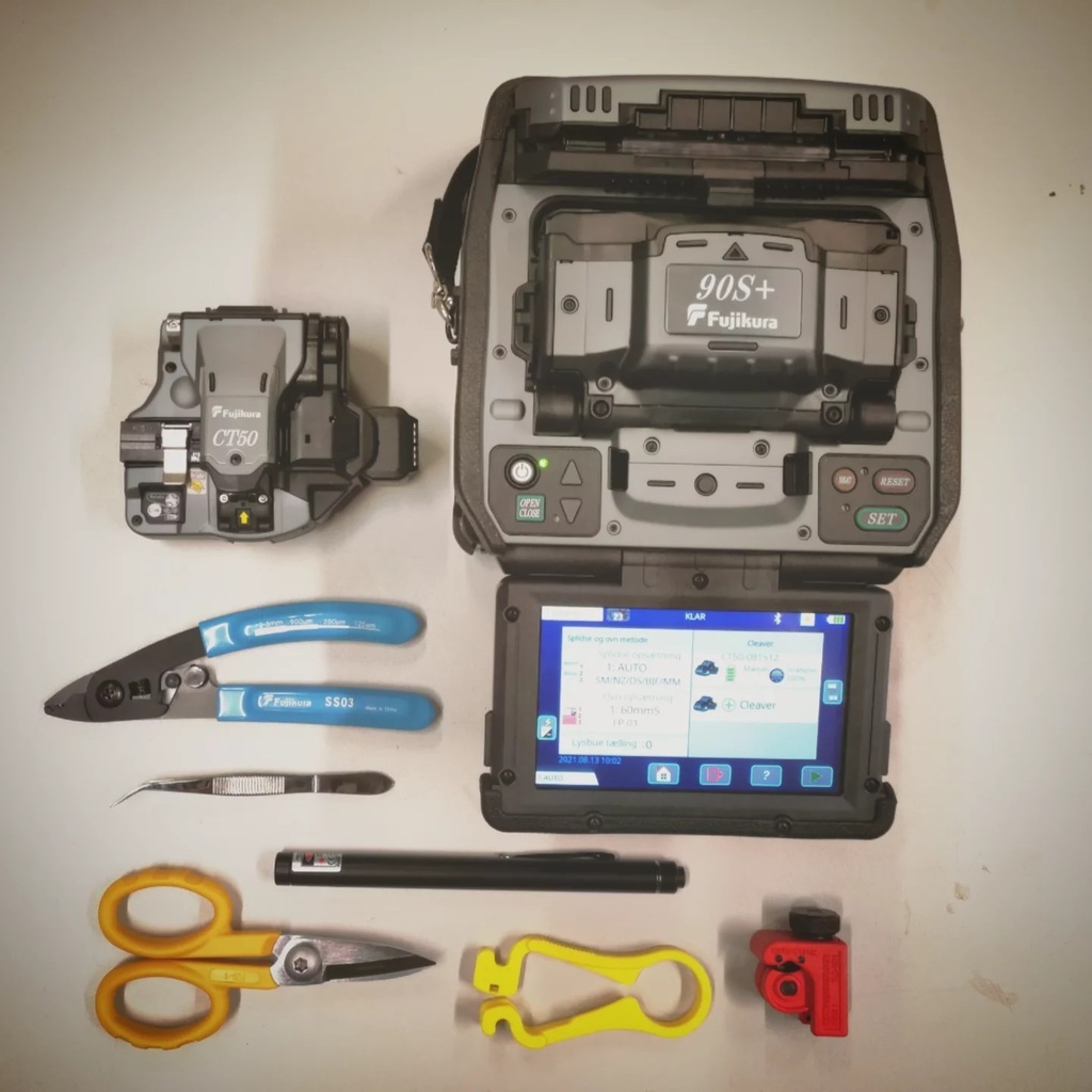 Nyt gear til splejsning af optiske fibre. Min arbejdsdag er lige blevet noget nemmere og meget sjovere.

#opticalfibres #fujikura #miller #lasers #engineering #cae #au #aarhusuniversitet #aarhusuniversity #strainmeasurement #kevlarscissors #whatido instagr.am/p/CSgfDCisfoE/