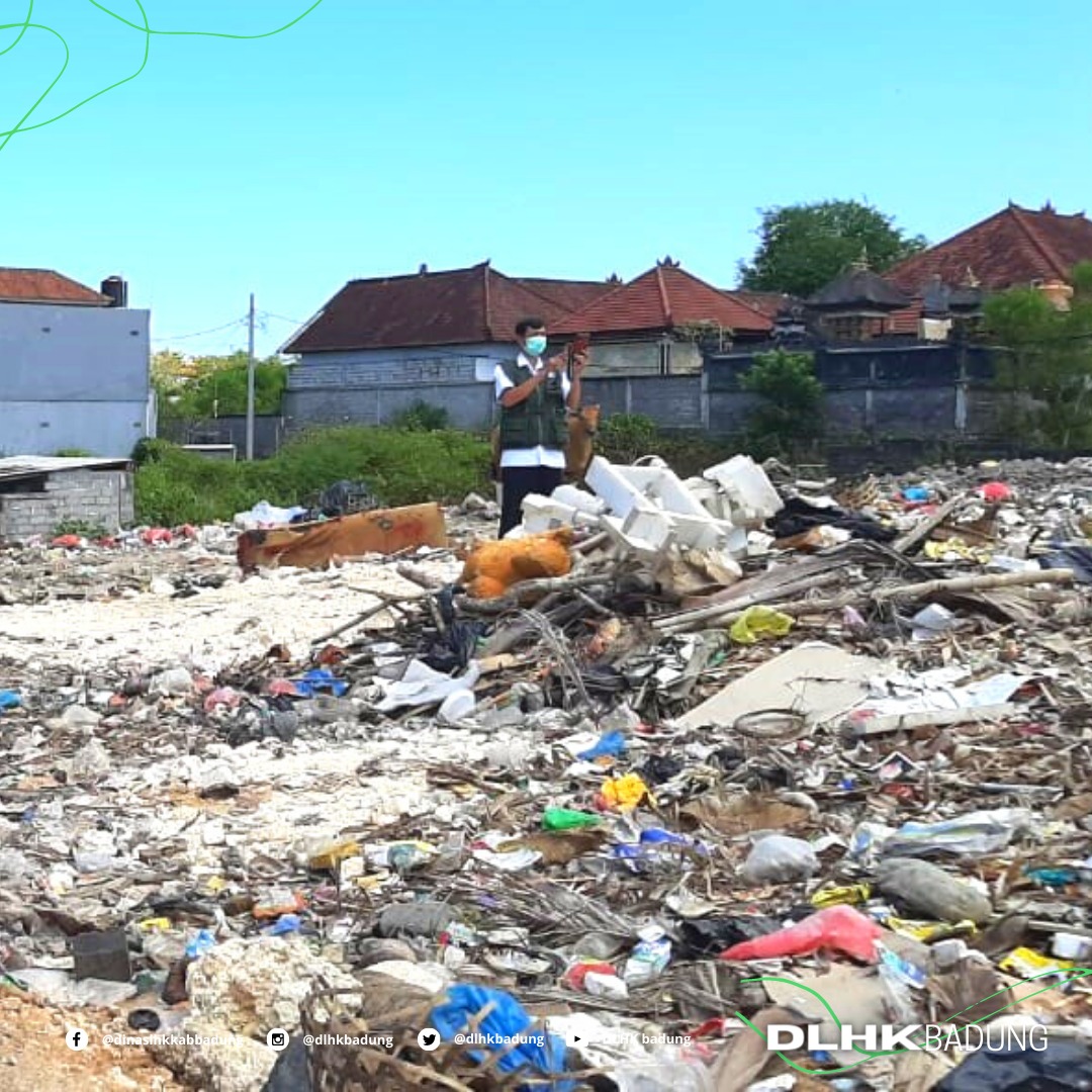 Menindaklanjuti pengaduan masyarakat yang diterima di Pos Pengaduan dan Penyelesaian Sengketa Lingkungan Hidup DLHK berkenaan dengan adanya Pembuangan Sampah Ilegal di Kelurahan Jimbaran, Rabu, tanggal 28 April 2021

#dlhkbadung 
#pemkabbadung
#badungbares