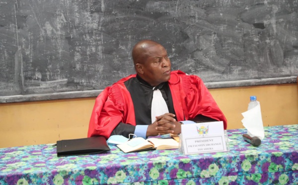 RCA : le chef de l'État préside un jury de thèse de doctorat alwihdainfo.com/RCA-le-chef-de…