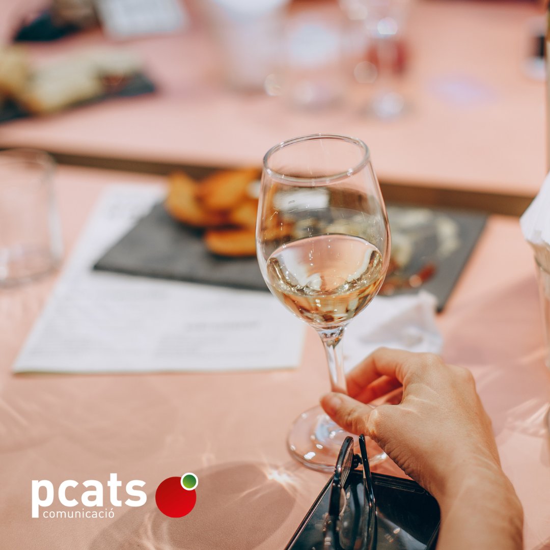 PcatsComunica's tweet photo. Arribem a divendres amb una forta onada de calor?Diuen que cal que ens refresquem, nosaltres ho tenim clar, ho farem amb una bona #copadevi!
Bon #capdesetmana! https://t.co/UYyU11Z7Kh