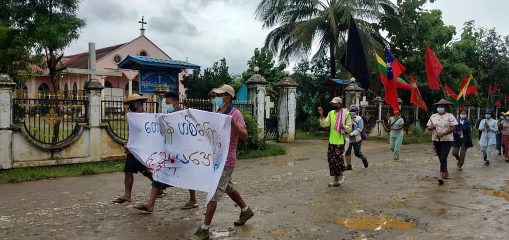 htethtetnaing (@htethtetnaing92) on Twitter photo Locals of LoneKhinn, Hpakant Tsp took the streets in defiance of Genocidal Military to show that they will never surrender under Military Boots.
NUG NEEDS SUPPORT
#Aug13Coup 
#WhatsHappeningInMyanmar Locals of LoneKhinn, Hpakant Tsp took the streets in defiance of Genocidal Military to show that they will never surrender under Military Boots.
NUG NEEDS SUPPORT
#Aug13Coup 
#WhatsHappeningInMyanmar