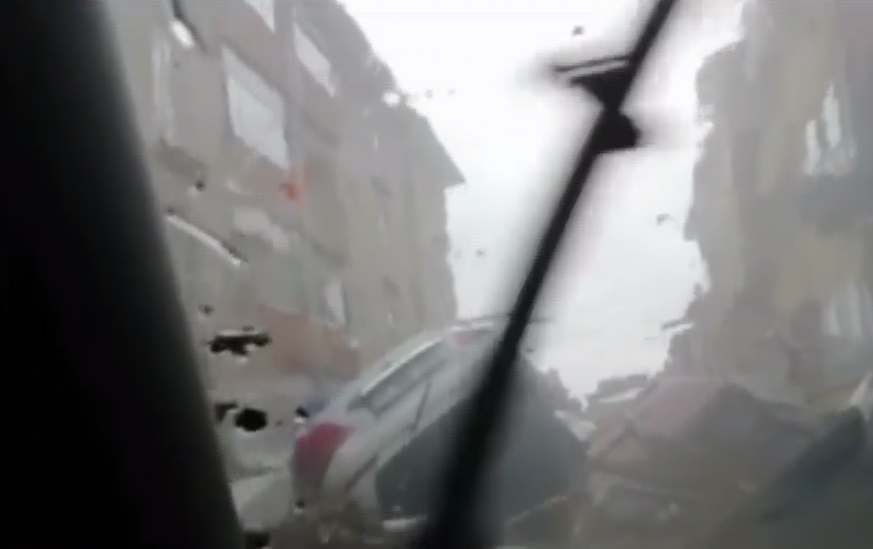 ntv's tweet photo. SOSYAL MEDYADA PAYLAŞTI
İçinde olduğu araç böyle sürüklendi https://t.co/uuk9zvn47U https://t.co/i6Z7K90Nkx