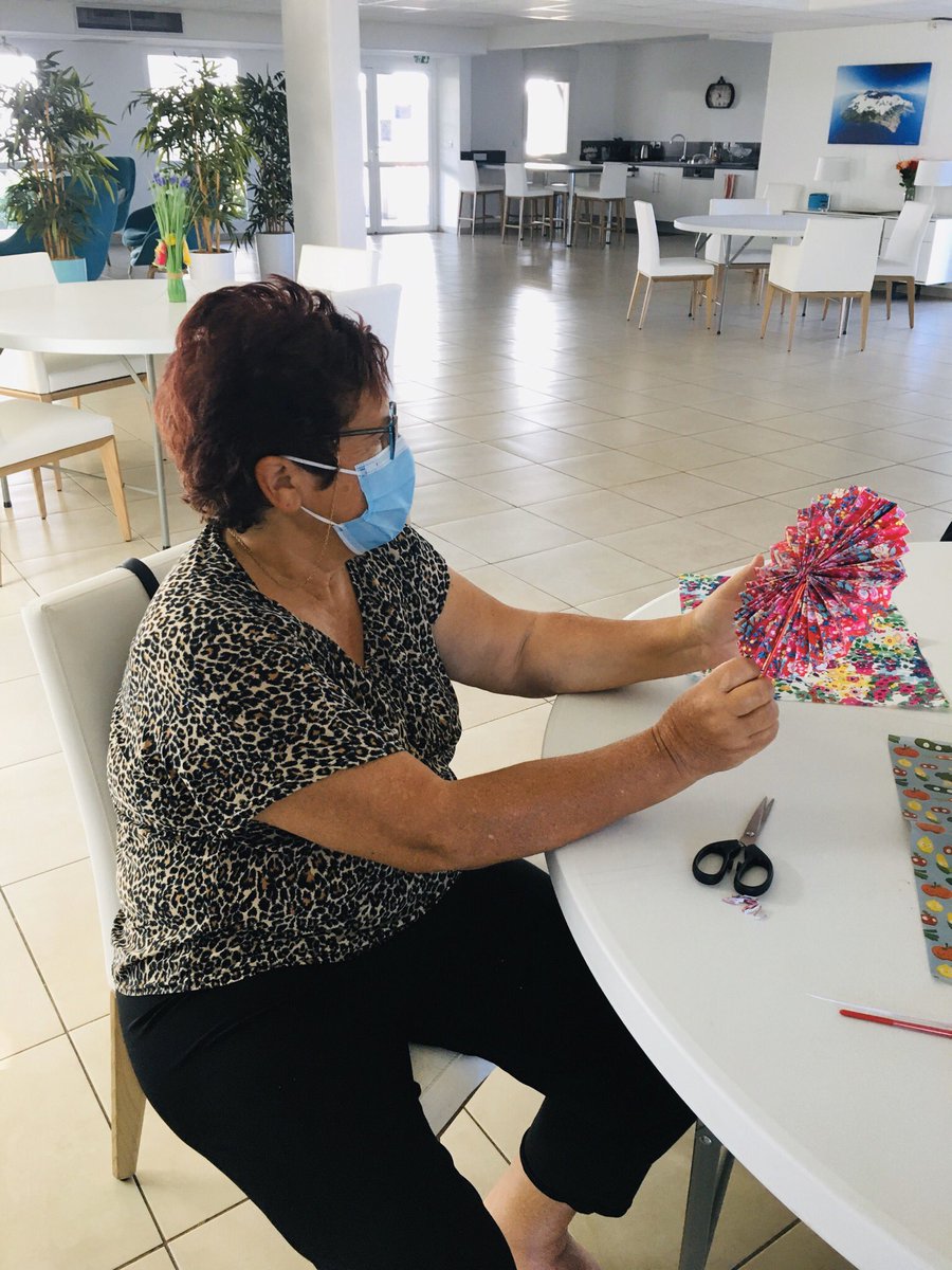 SenSteMarie's tweet image. Dans le cadre de la #DécouverteDeLAsie, aujourd’hui nos #artistes ont fabriqué des #éventails en #JoliPapier. #dexterité et #BonneHumeur sont les ingrédients d’un #Atelier réactif réussi ! #Team974 #Convivialité #RetraiteActive