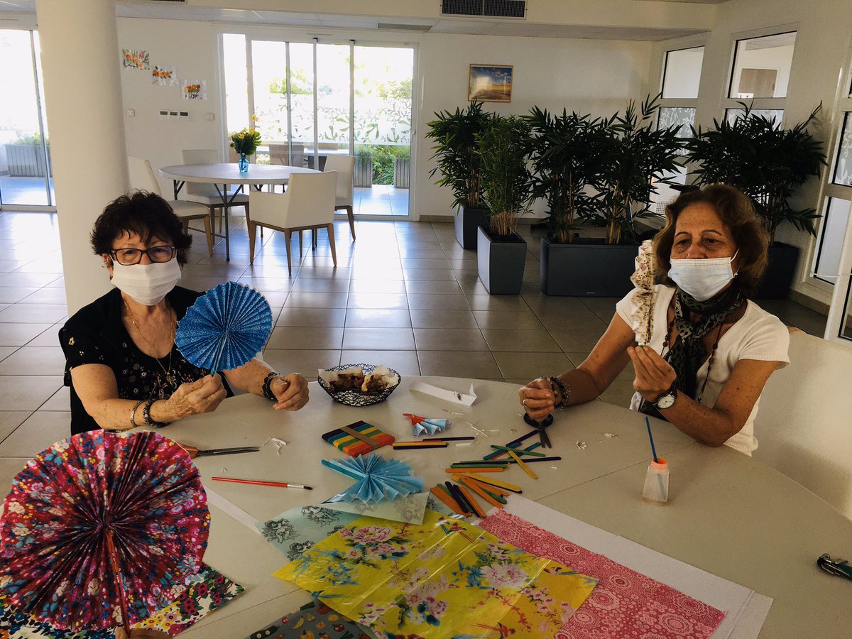 SenSteMarie's tweet image. Dans le cadre de la #DécouverteDeLAsie, aujourd’hui nos #artistes ont fabriqué des #éventails en #JoliPapier. #dexterité et #BonneHumeur sont les ingrédients d’un #Atelier réactif réussi ! #Team974 #Convivialité #RetraiteActive