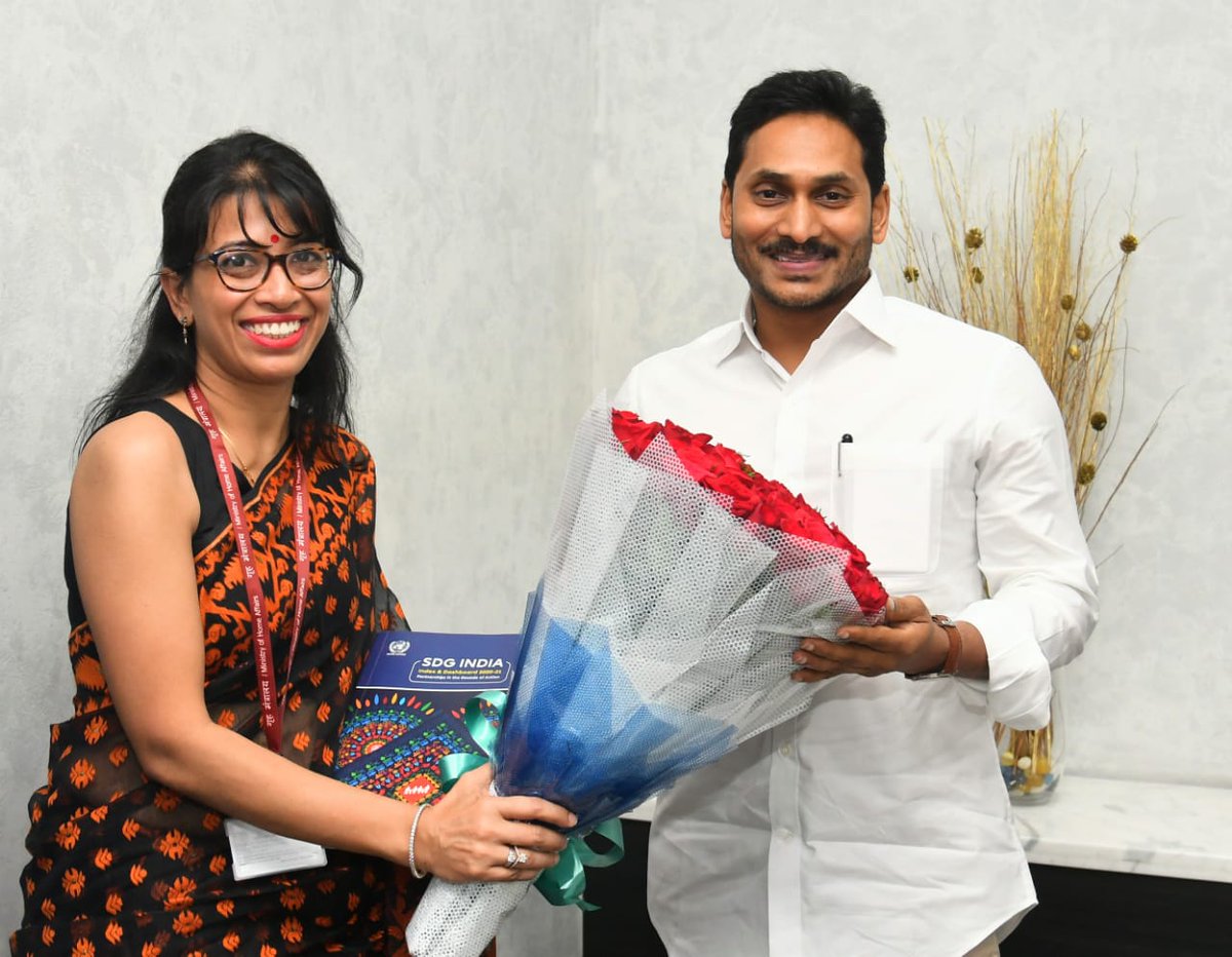 cmo_ap's tweet photo. ఎస్‌డీజీ ఇండియా ఇండెక్స్‌ 2020–21 రిపోర్ట్‌ను ముఖ్యమంత్రికి అందజేసిన నీతిఆయోగ్‌ బృంద సభ్యులు. https://t.co/UUTLIXr1eB