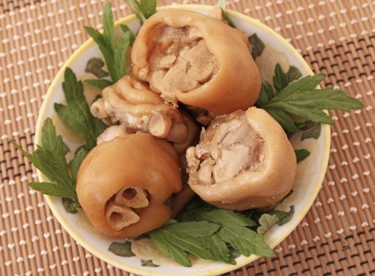 ট ইট র 酒と肴の雑学 テビチ いわゆる豚足 日本の他の地方では使用されない沖縄独自の食材 煮付けやおでん 沖縄そばの具などとして使用されます てびち とはもともと煮込み料理の意味の沖縄方言でしたが 煮込み料理に豚足が多用されていたため てびち